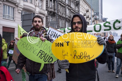  15.11.2013 WARSZAWA MIEDZYNARODOWY MARSZ DLA KLIMATU I SPRAWIEDLIWOSCI SPOLECZNEJ PODCZAS 19 SZCZYTU KLIMATYCZNEGO W WARSZAWIE N/Z UCZESTNICY TRANSPARENT  