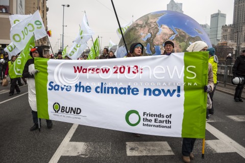  15.11.2013 WARSZAWA MIEDZYNARODOWY MARSZ DLA KLIMATU I SPRAWIEDLIWOSCI SPOLECZNEJ PODCZAS 19 SZCZYTU KLIMATYCZNEGO W WARSZAWIE N/Z UCZESTNICY TRANSPARENT  