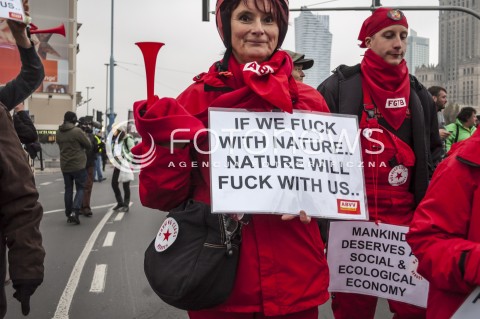  15.11.2013 WARSZAWA MIEDZYNARODOWY MARSZ DLA KLIMATU I SPRAWIEDLIWOSCI SPOLECZNEJ PODCZAS 19 SZCZYTU KLIMATYCZNEGO W WARSZAWIE N/Z UCZESTNICY TRANSPARENT  