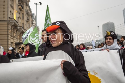  15.11.2013 WARSZAWA MIEDZYNARODOWY MARSZ DLA KLIMATU I SPRAWIEDLIWOSCI SPOLECZNEJ PODCZAS 19 SZCZYTU KLIMATYCZNEGO W WARSZAWIE N/Z UCZESTNICY TRANSPARENT  
