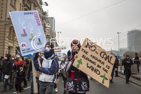  15.11.2013 WARSZAWA MIEDZYNARODOWY MARSZ DLA KLIMATU I SPRAWIEDLIWOSCI SPOLECZNEJ PODCZAS 19 SZCZYTU KLIMATYCZNEGO W WARSZAWIE N/Z UCZESTNICY TRANSPARENT  