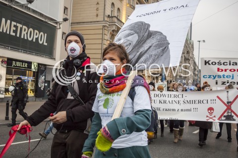  15.11.2013 WARSZAWA MIEDZYNARODOWY MARSZ DLA KLIMATU I SPRAWIEDLIWOSCI SPOLECZNEJ PODCZAS 19 SZCZYTU KLIMATYCZNEGO W WARSZAWIE N/Z UCZESTNICY TRANSPARENT  