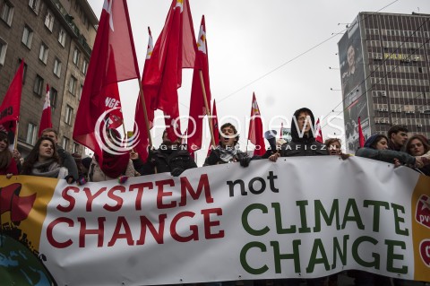  15.11.2013 WARSZAWA MIEDZYNARODOWY MARSZ DLA KLIMATU I SPRAWIEDLIWOSCI SPOLECZNEJ PODCZAS 19 SZCZYTU KLIMATYCZNEGO W WARSZAWIE N/Z UCZESTNICY TRANSPARENT  