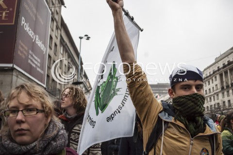  15.11.2013 WARSZAWA MIEDZYNARODOWY MARSZ DLA KLIMATU I SPRAWIEDLIWOSCI SPOLECZNEJ PODCZAS 19 SZCZYTU KLIMATYCZNEGO W WARSZAWIE N/Z UCZESTNICY FLAGA  