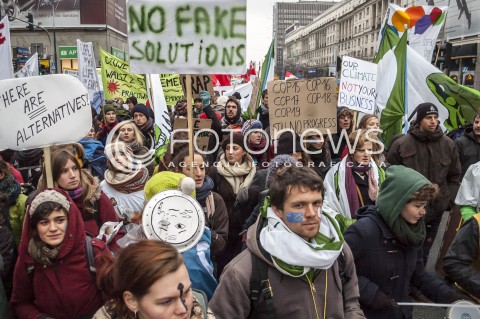  15.11.2013 WARSZAWA MIEDZYNARODOWY MARSZ DLA KLIMATU I SPRAWIEDLIWOSCI SPOLECZNEJ PODCZAS 19 SZCZYTU KLIMATYCZNEGO W WARSZAWIE N/Z UCZESTNICY TRANSPARENTY TLUM  