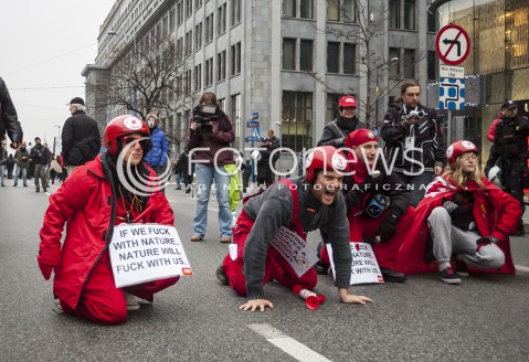  15.11.2013 WARSZAWA MIEDZYNARODOWY MARSZ DLA KLIMATU I SPRAWIEDLIWOSCI SPOLECZNEJ PODCZAS 19 SZCZYTU KLIMATYCZNEGO W WARSZAWIE N/Z UCZESTNICY TRANSPARENT  