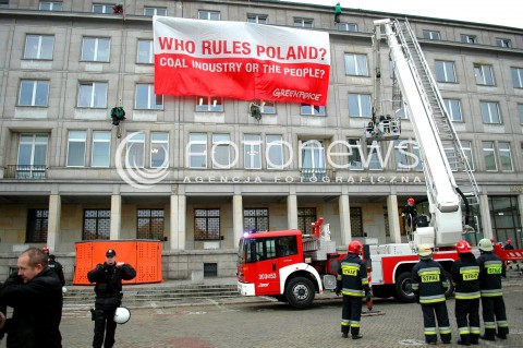  18.11.2013 WARSZAWA PROTEST GREENPEACE POD MINISTERSTWEM GOSPODARKI N/Z TRANSPARENT  