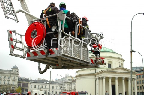  18.11.2013 WARSZAWA PROTEST GREENPEACE POD MINISTERSTWEM GOSPODARKI N/Z  