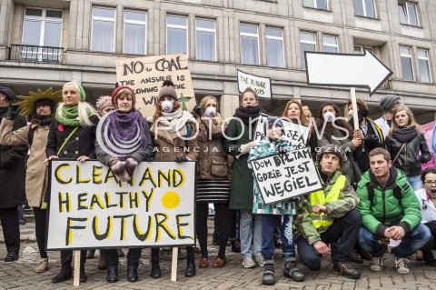  18.11.2013 WARSZAWA PROTEST GREENPEACE POD MINISTERSTWEM GOSPODARKI N/Z UCZESTNICY TRANSPARENT  