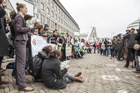  18.11.2013 WARSZAWA PROTEST GREENPEACE POD MINISTERSTWEM GOSPODARKI N/Z UCZESTNICY TRANSPARENT  