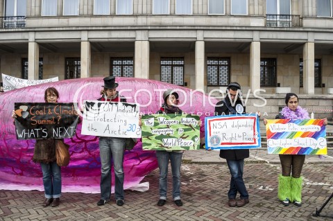  18.11.2013 WARSZAWA PROTEST GREENPEACE POD MINISTERSTWEM GOSPODARKI N/Z UCZESTNICY TRANSPARENT  