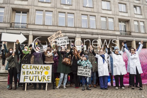  18.11.2013 WARSZAWA PROTEST GREENPEACE POD MINISTERSTWEM GOSPODARKI N/Z UCZESTNICY TRANSPARENT  