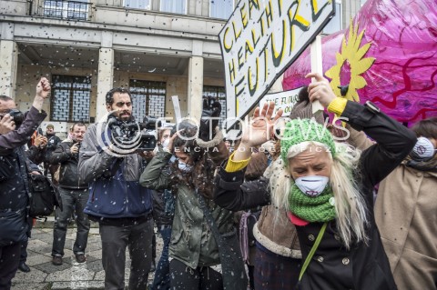  18.11.2013 WARSZAWA PROTEST GREENPEACE POD MINISTERSTWEM GOSPODARKI N/Z UCZESTNICY TRANSPARENT HAPPENING  