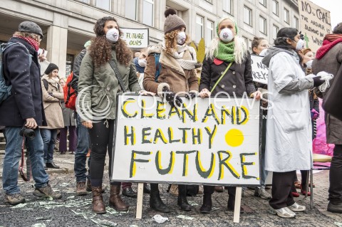  18.11.2013 WARSZAWA PROTEST GREENPEACE POD MINISTERSTWEM GOSPODARKI N/Z UCZESTNICY TRANSPARENT  