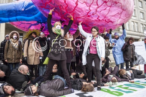  18.11.2013 WARSZAWA PROTEST GREENPEACE POD MINISTERSTWEM GOSPODARKI N/Z UCZESTNICY TRANSPARENT  