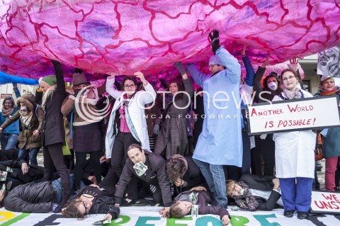  18.11.2013 WARSZAWA PROTEST GREENPEACE POD MINISTERSTWEM GOSPODARKI N/Z UCZESTNICY TRANSPARENT  