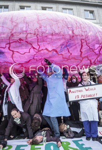  18.11.2013 WARSZAWA PROTEST GREENPEACE POD MINISTERSTWEM GOSPODARKI N/Z UCZESTNICY TRANSPARENT  