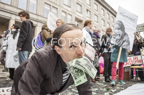  18.11.2013 WARSZAWA PROTEST GREENPEACE POD MINISTERSTWEM GOSPODARKI N/Z UCZESTNICY WIZERUNEK RZADZU  