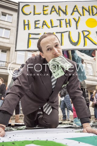  18.11.2013 WARSZAWA PROTEST GREENPEACE POD MINISTERSTWEM GOSPODARKI N/Z UCZESTNICY TRANSPARENT WIZERUNEK RZADU  