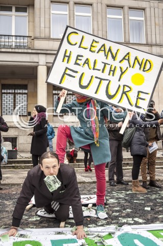  18.11.2013 WARSZAWA PROTEST GREENPEACE POD MINISTERSTWEM GOSPODARKI N/Z UCZESTNICY TRANSPARENT WIZERUNEK RZADU  