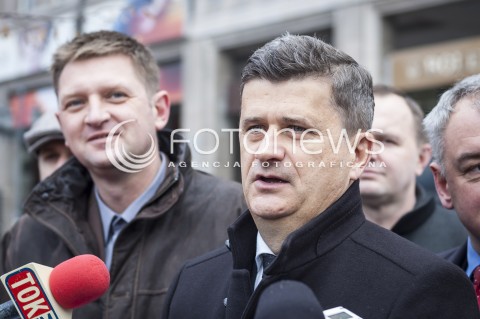  21.11.2013 WARSZAWA KONFERENCJA PRASOWA POSLOW TWOJEGO RUCHU ANDRZEJA ROZENKA I JANUSZA PALIKOTA W SPRAWIE CENZURY TRANSPARENTU N/Z JANUSZ PALIKOT  