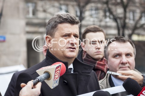  21.11.2013 WARSZAWA KONFERENCJA PRASOWA POSLOW TWOJEGO RUCHU ANDRZEJA ROZENKA I JANUSZA PALIKOTA W SPRAWIE CENZURY TRANSPARENTU N/Z JANUSZ PALIKOT  