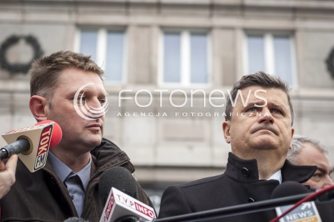  21.11.2013 WARSZAWA KONFERENCJA PRASOWA POSLOW TWOJEGO RUCHU ANDRZEJA ROZENKA I JANUSZA PALIKOTA W SPRAWIE CENZURY TRANSPARENTU N/Z JANUSZ PALIKOT ANDRZEJ ROZENEK  