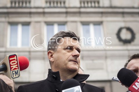  21.11.2013 WARSZAWA KONFERENCJA PRASOWA POSLOW TWOJEGO RUCHU ANDRZEJA ROZENKA I JANUSZA PALIKOTA W SPRAWIE CENZURY TRANSPARENTU N/Z JANUSZ PALIKOT  