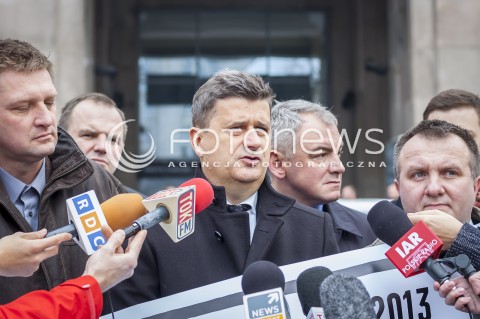  21.11.2013 WARSZAWA KONFERENCJA PRASOWA POSLOW TWOJEGO RUCHU ANDRZEJA ROZENKA I JANUSZA PALIKOTA W SPRAWIE CENZURY TRANSPARENTU N/Z JANUSZ PALIKOT ANDRZEJ ROZENEK  