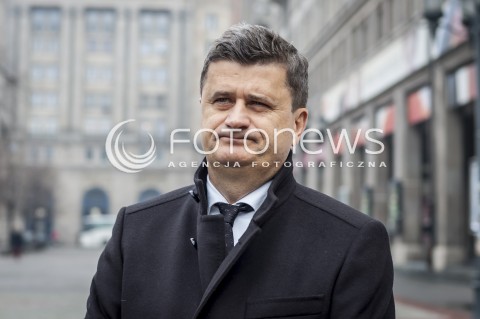  21.11.2013 WARSZAWA KONFERENCJA PRASOWA POSLOW TWOJEGO RUCHU ANDRZEJA ROZENKA I JANUSZA PALIKOTA W SPRAWIE CENZURY TRANSPARENTU N/Z JANUSZ PALIKOT  