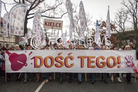  23.11.2013 WARSZAWA OGOLNOPOLSKI STRAJK NAUCZYCIELI N/Z STRAJKUJACY NAUCZYCIELE CZOLO MARSZU  