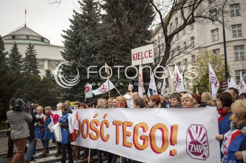  23.11.2013 WARSZAWA OGOLNOPOLSKI STRAJK NAUCZYCIELI N/Z STRAJKUJACY NAUCZYCIELE CZOLO MARSZU SEJM  