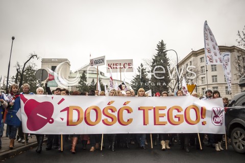  23.11.2013 WARSZAWA OGOLNOPOLSKI STRAJK NAUCZYCIELI N/Z STRAJKUJACY NAUCZYCIELE CZOLO MARSZU SEJM  