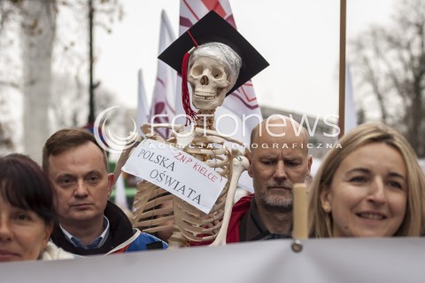  23.11.2013 WARSZAWA OGOLNOPOLSKI STRAJK NAUCZYCIELI N/Z STRAJKUJACY NAUCZYCIELE TRANSPARENT  