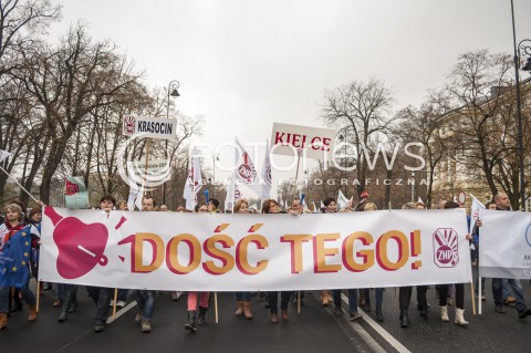  23.11.2013 WARSZAWA OGOLNOPOLSKI STRAJK NAUCZYCIELI N/Z STRAJKUJACY NAUCZYCIELE CZOLO MARSZU PRZED KPRM  