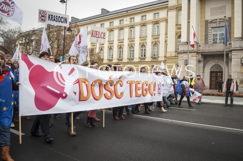  23.11.2013 WARSZAWA OGOLNOPOLSKI STRAJK NAUCZYCIELI N/Z STRAJKUJACY NAUCZYCIELE CZOLO MARSZU PRZED KPRM  