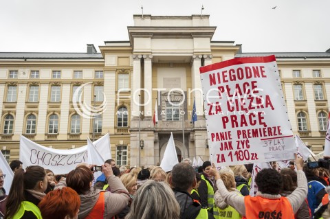  23.11.2013 WARSZAWA OGOLNOPOLSKI STRAJK NAUCZYCIELI N/Z STRAJKUJACY NAUCZYCIELE TRANSPARENT KPRM  