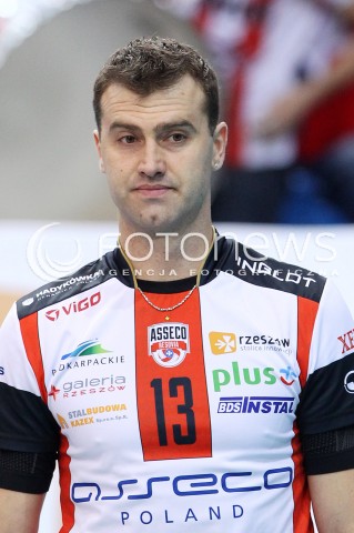  30.11.2013 RZESZOW <br />SIATKOWKA PLUS LIGA 2013/2014 MEN VOLLEYBALL POLAND POLISH PLUSLIGA LEAGUE SEASON 2013/2014 <br />MECZ ASSECO RESOVIA RZESZOW - LOTOS TREFL GDANSK<br />N/Z PETER VERES GLOWKA PORTRET SYLWETKA<br /> 