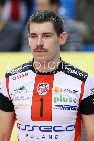  30.11.2013 RZESZOW <br />SIATKOWKA PLUS LIGA 2013/2014 MEN VOLLEYBALL POLAND POLISH PLUSLIGA LEAGUE SEASON 2013/2014 <br />MECZ ASSECO RESOVIA RZESZOW - LOTOS TREFL GDANSK<br />N/Z DAWID KONARSKI GLOWKA PORTRET SYLWETKA AKCJA MOVEMENT WASY<br /> 