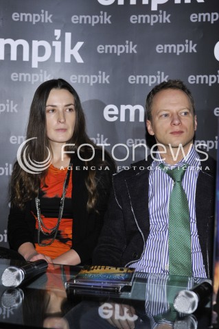  03.12.2013 WARSZAWA EMPIK<br />PROMOCJA KSIAZKI WOLANIE KUKULKI  W WARSZAWIE<br />N/Z MACIEJ STUHR ANNA GRALAK<br /> 
