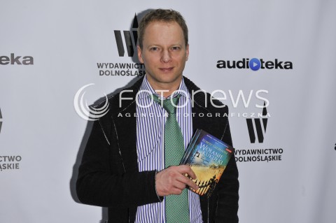  03.12.2013 WARSZAWA EMPIK<br />PROMOCJA KSIAZKI WOLANIE KUKULKI  W WARSZAWIE<br />N/Z MACIEJ STUHR <br /> 