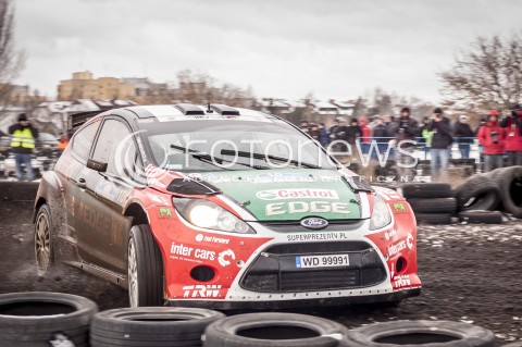  07.11.2013 WARSZAWA 51 RAJD BARBORKI WARSZAWSKIEJ N/Z MACIEJ OLEKSOWICZ MICHAL KUSNIERZ W FORD FIESTA S2000 NA OS BEMOWO  