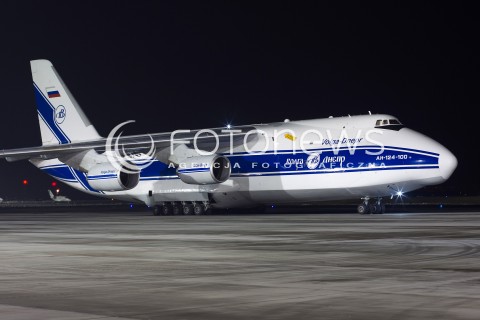  11.12.2013 JASIONKA<br />PRZYLOT SAMOLOTU TRANSPORTOWEGO ANTONOV AN-124 NA LOTNISKO RZESZOW JASIONKA. TO JEDEN Z NAJWIEKSZYCH NA SWIECIE SAMOLOTOW TRANSPORTOWYCH. MAKSYMALNA MASA DO STARTU TO BLISKO 400 TON.<br />N/Z SAMOLOT ANTONOV AN-124 RUSLAN<br /> 