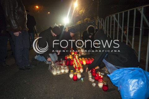  12.12.2013 WARSZAWA MANIFESTACJA POD DOMEM WOJCIECHA JARUZELSKIEGO W 32 ROCZNICE WPROWADZENIA STANU WOJENNEGO N/Z UCZESTNICY ZNICZE  