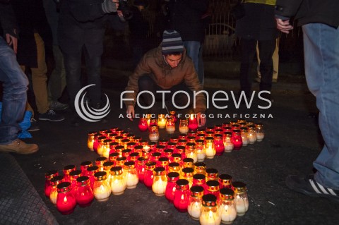  12.12.2013 WARSZAWA MANIFESTACJA POD DOMEM WOJCIECHA JARUZELSKIEGO W 32 ROCZNICE WPROWADZENIA STANU WOJENNEGO N/Z UCZESTNICY ZNICZE KRZYZ  