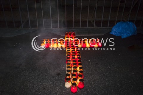  12.12.2013 WARSZAWA MANIFESTACJA POD DOMEM WOJCIECHA JARUZELSKIEGO W 32 ROCZNICE WPROWADZENIA STANU WOJENNEGO N/Z ZNICZE KRZYZ  