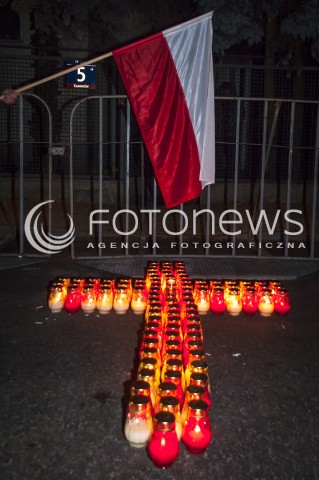  12.12.2013 WARSZAWA MANIFESTACJA POD DOMEM WOJCIECHA JARUZELSKIEGO W 32 ROCZNICE WPROWADZENIA STANU WOJENNEGO N/Z ZNICZE KRZYZ FLAGA  