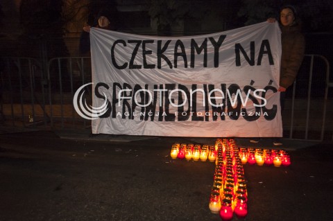  12.12.2013 WARSZAWA MANIFESTACJA POD DOMEM WOJCIECHA JARUZELSKIEGO W 32 ROCZNICE WPROWADZENIA STANU WOJENNEGO N/Z UCZESTNICY ZNICZE KRZYZ TRANSPARENT  