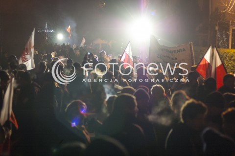  12.12.2013 WARSZAWA MANIFESTACJA POD DOMEM WOJCIECHA JARUZELSKIEGO W 32 ROCZNICE WPROWADZENIA STANU WOJENNEGO N/Z UCZESTNICY  