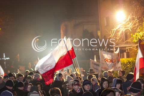  12.12.2013 WARSZAWA MANIFESTACJA POD DOMEM WOJCIECHA JARUZELSKIEGO W 32 ROCZNICE WPROWADZENIA STANU WOJENNEGO N/Z UCZESTNICY FLAGA  